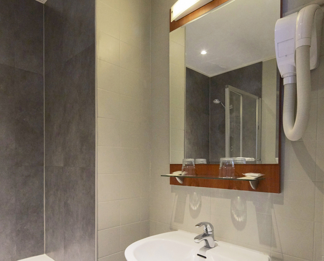 Bathroom 5, Hotel Paris Villette, Paris