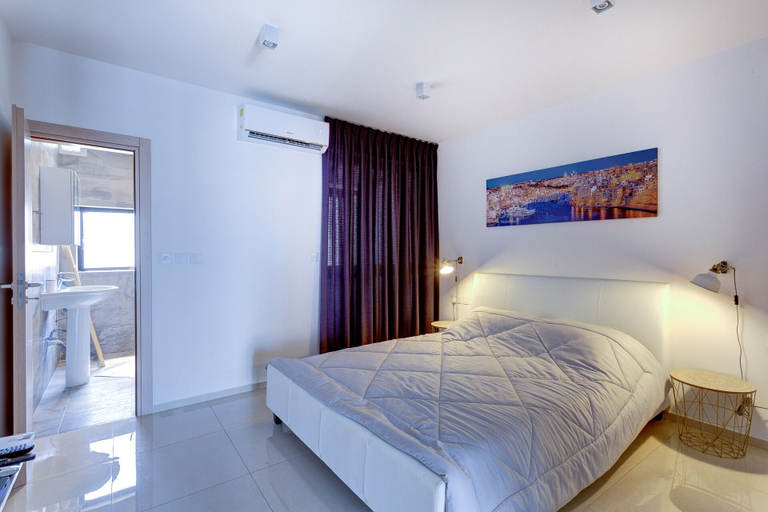 Bedroom 3, Cosy 1BR Penthouse With Terrace, Great Location