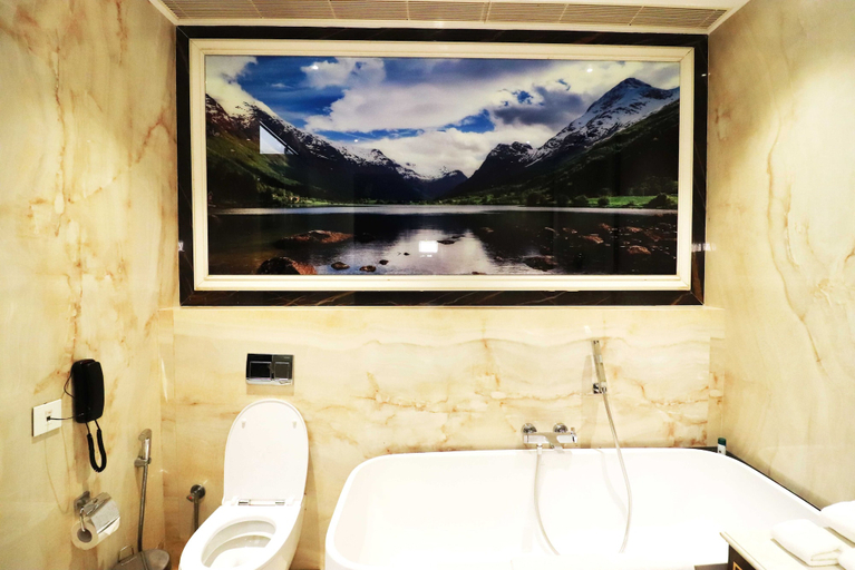 Bathroom 3, Seven Eleven Club, Thane