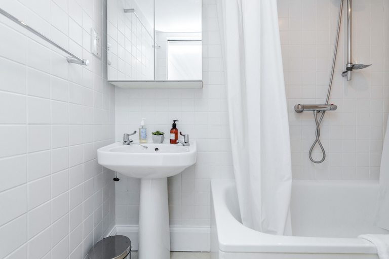 Bathroom 3, Distinctive apartment for 3 with mezz, London