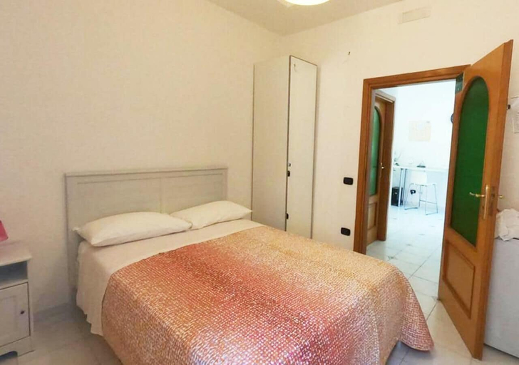Bedroom 2, Miss Emily Vesuvio B&B, Napoli