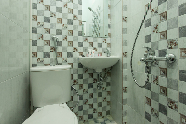 Bathroom 3, Hotel O Dinda Residence Syariah, Medan