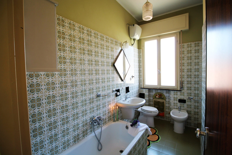 Bathroom, House Adelin, Savona