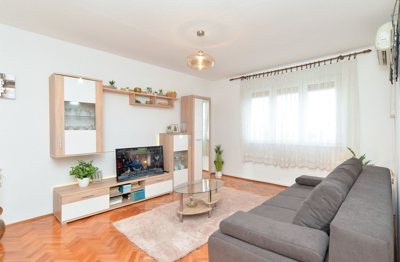 Others 5, Apartment 1987, Pula
