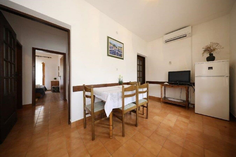 Others 5, Knez Mali Iz, Sali