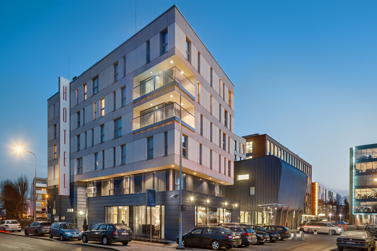 Exterior & Views