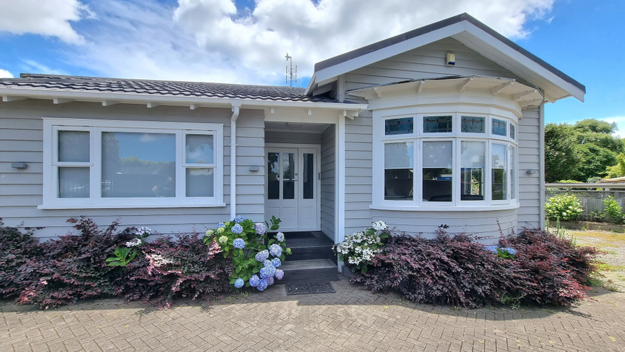 Exterior & Views 2, Cheerful 5 - Bedroom Home - Free Parking, Waitakere