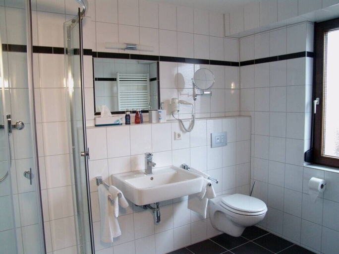 Bathroom 5, Landhotel Wolfschlugen, Esslingen