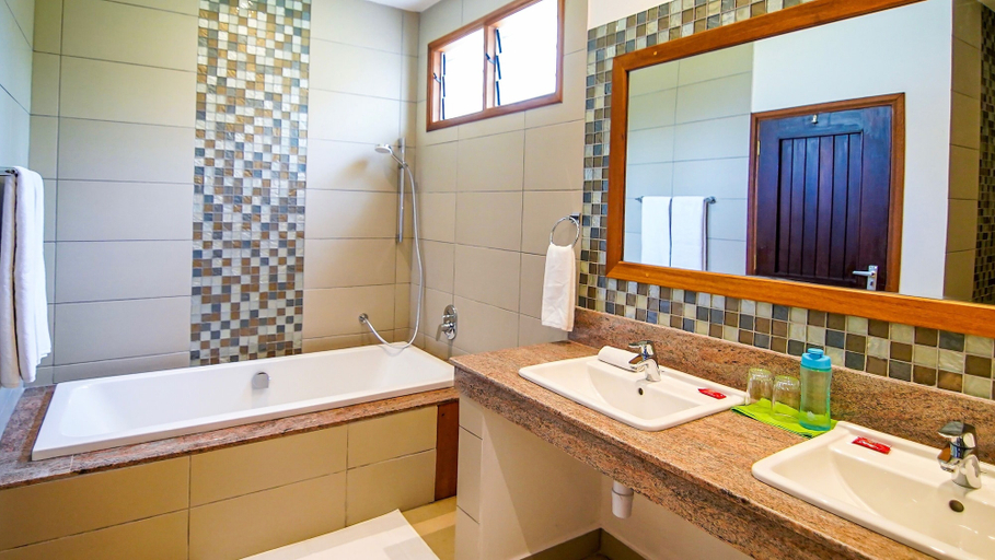 Bathroom 4, Papillon Lagoon Reef, Msambweni