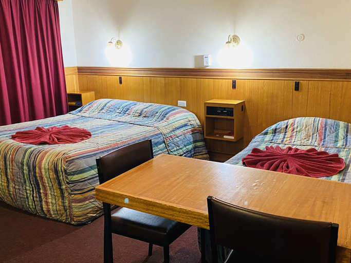 Bedroom 3, County Lodge Motor Inn, Bland