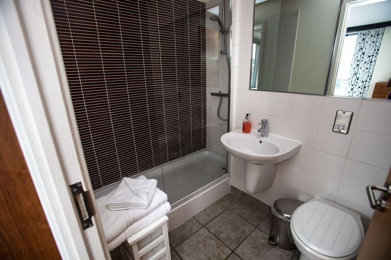 Bathroom 4, Cranbrook House Serviced Apartments, Nottingham