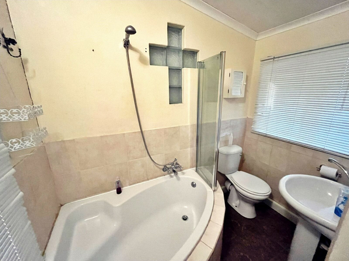 Bathroom 3, At Home Guesthouse, Siyanda