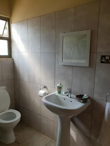 Bathroom 3, Tiffany s Canyon lodge, Kafue