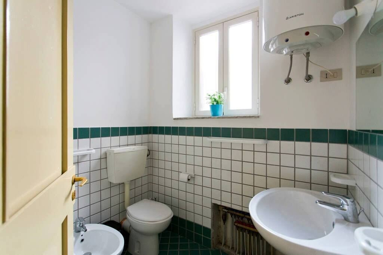 Bathroom 4, Sunshine Hostel, Palermo