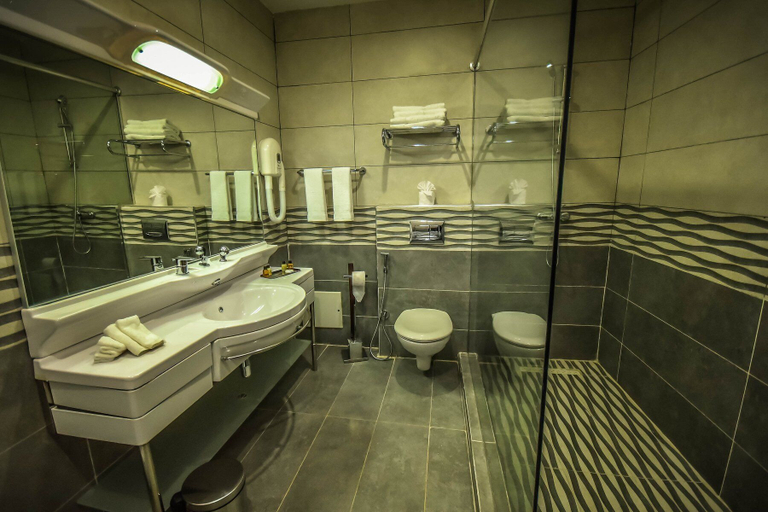Bathroom 5, Hotel Plaza Oran, Oran