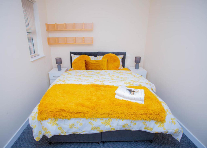 Bedroom 2, Beautiful two Bedrooms Ensuite Apartment, Northamptonshire