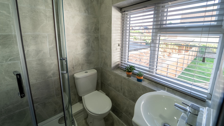 Bathroom, Impeccable 1-bed Studio in Birmingham, Birmingham