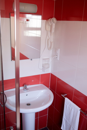 Bathroom 3, Mana Mana Youth Hostel, Girona