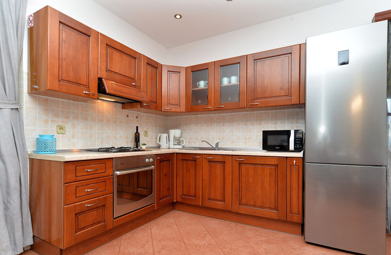 Others 5, Apartment 1933, Fažana