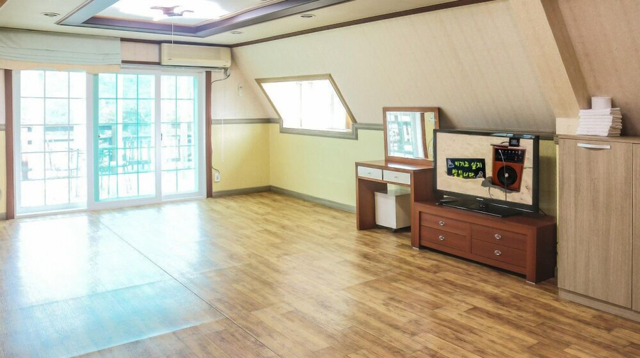 Others 5, Mirim Pension, Ongjin