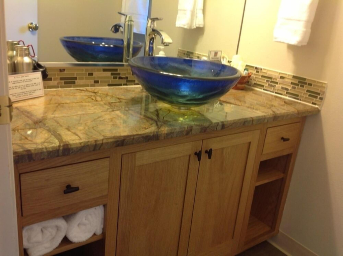 Bathroom, Tyee Lodge Oceanfront B&B, Lincoln