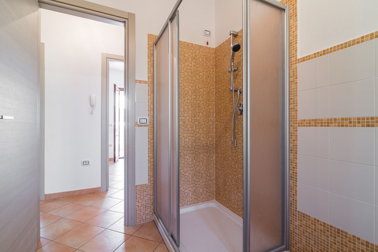 Bathroom shower, Casa Trifoglio, Nuoro
