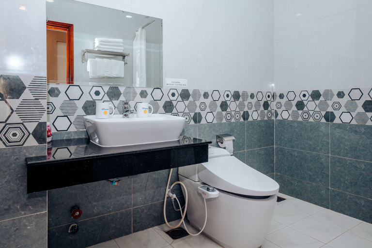Bathroom 5, Minh Minh Nam Hotel, Cái Răng