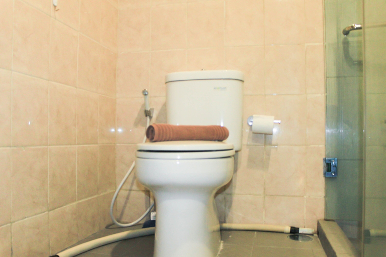 Bathroom, Minimalist and Cozy 1BR Cosmo Terrace at Thamrin Apartment, Central Jakarta