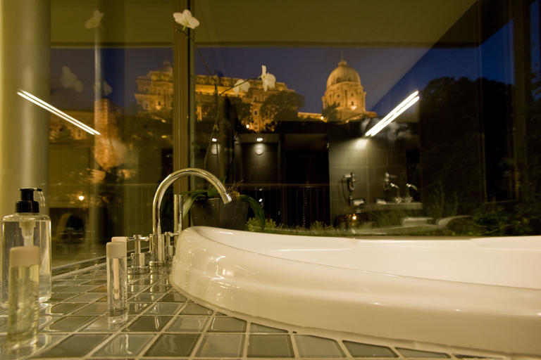 Bathroom 4, Leon Hotel & Lounge, Budapesti
