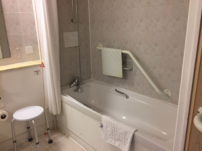 Bathroom 4, Garden Court Hotel Aylesbury, Buckinghamshire