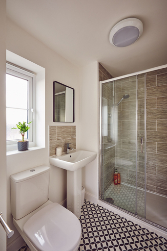 Bathroom 3, Warwick Serviced Home for 8 walking distance to University, Coventry