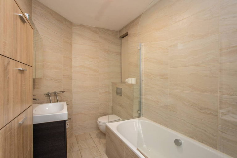 Bathroom 2, Modern 2 Bedroom Apartment in Marble Arch, London