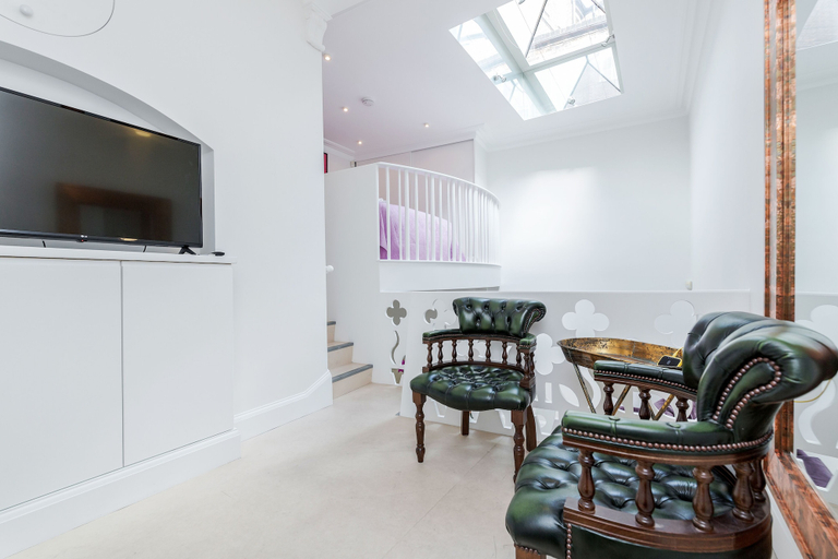 Others 5, Distinctive apartment for 3 with mezz, London