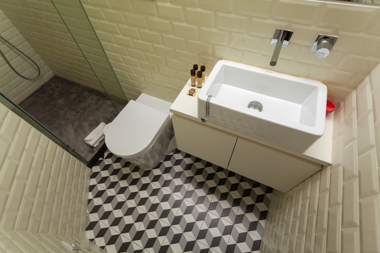 Bathroom 2, Oporto Invite São Bento, Porto