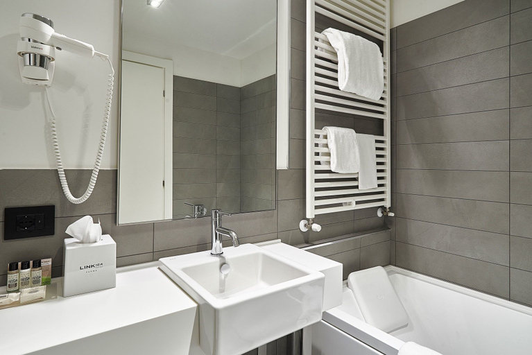 Bathroom 4, Link124 Hotel, Parma