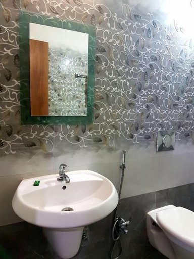 Bathroom 4, Hotel Mahabir Sheraton, Puri