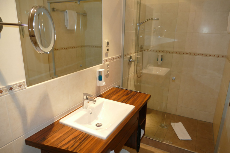 Bathroom 4, Hotel Heide Kröpke, Heidekreis