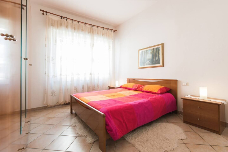 Bedroom 3, JOIVY Elly's Terrace-old City, Lucca