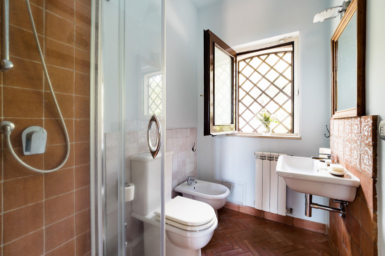 Bathroom 4, Mila, Catania