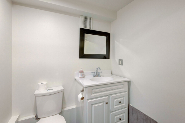 Bathroom 3, Otter Basement, Division No. 15