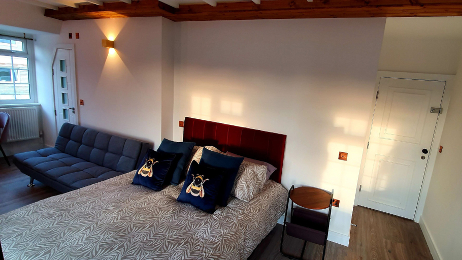 Others 5, Angel Townhouse, London