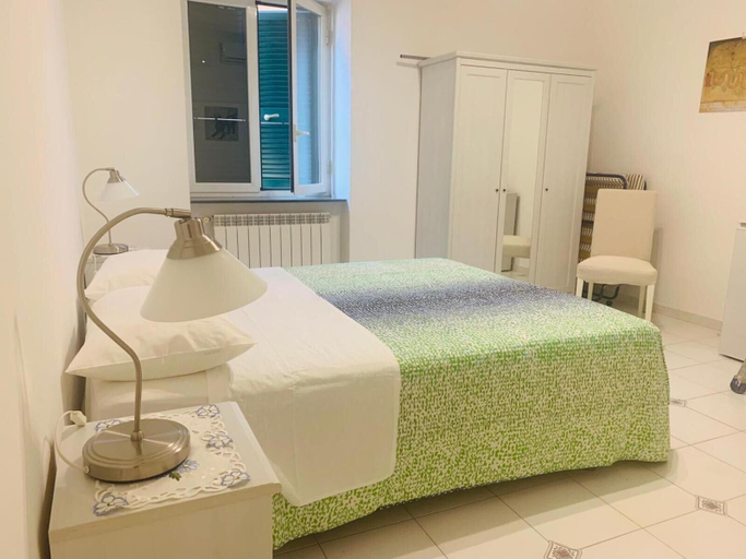 Bedroom 4, Miss Emily Vesuvio B&B, Napoli