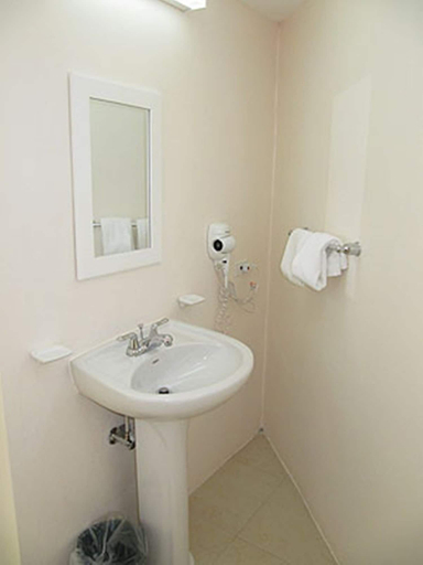 Bathroom 4, Rondel Village