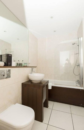 Bathroom, Centrally Located Spacious Flat, London