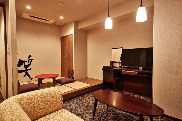 Others 4, Y'sinn Naha Orokuekimae, Naha