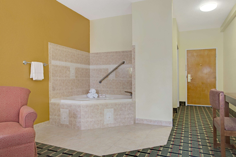 Bathroom 4, Super 8 by Wyndham Daytona Beach, Volusia