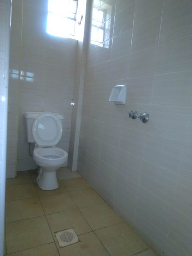 Bathroom 3, Club Los Cabos, Ugunja
