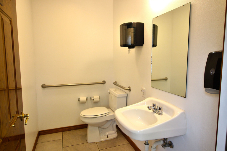 Bathroom 3, Peach Tree Inn & Suites, Gillespie