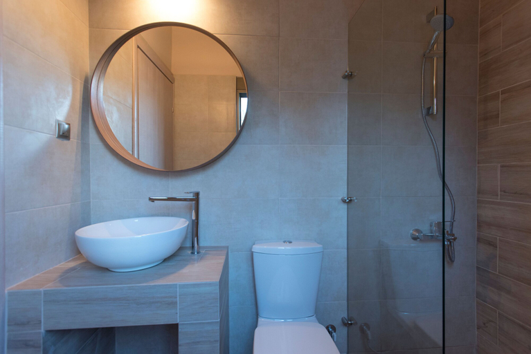 Bathroom 3, Rea's Sea House, Crete