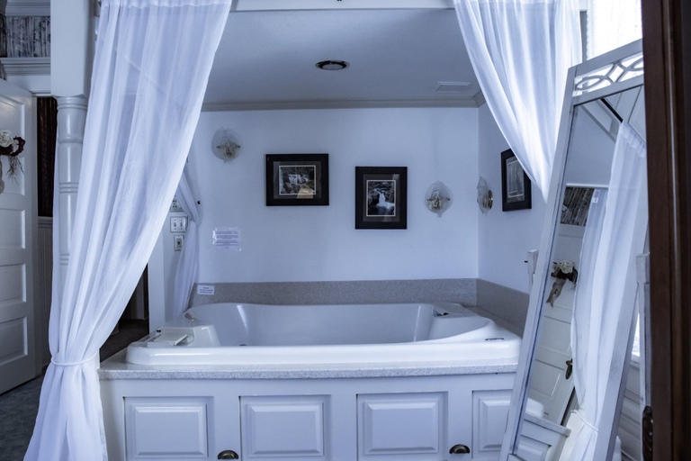 Bathroom 4, McCloud River B&B, Siskiyou